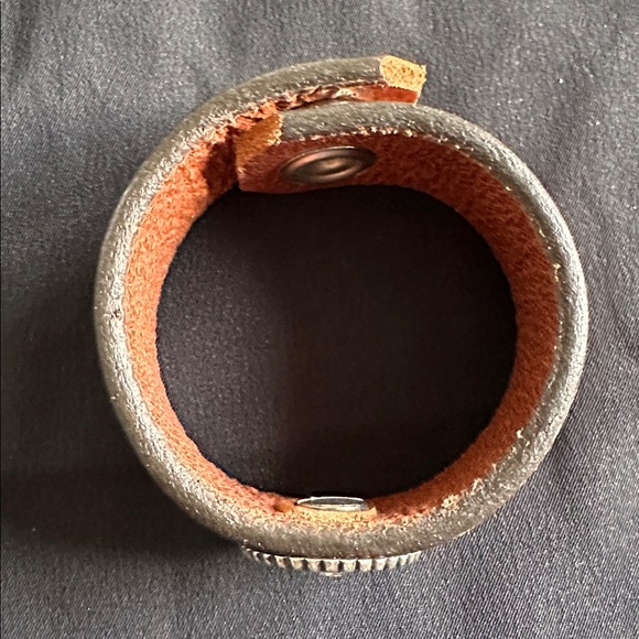 Leather EUC snap bracelet with silvertone medallion and CZ center stone - Picture 7 of 8